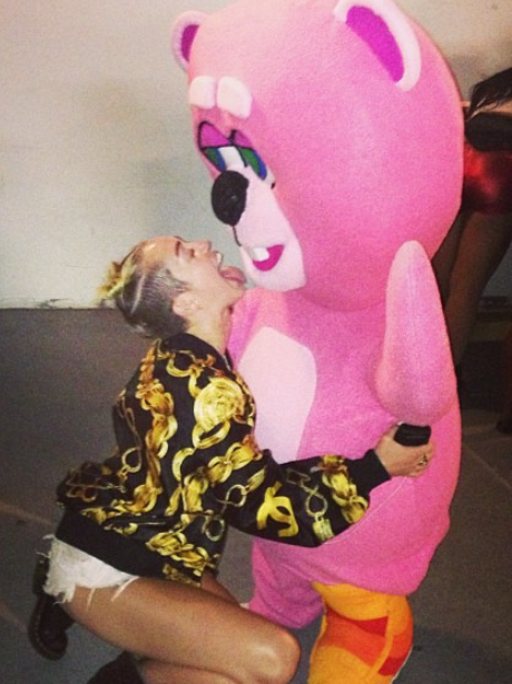 Miley Cyrus Poses With A Pink Teddy Bear Before Vmas 2013 Performance Capital Capital 0359
