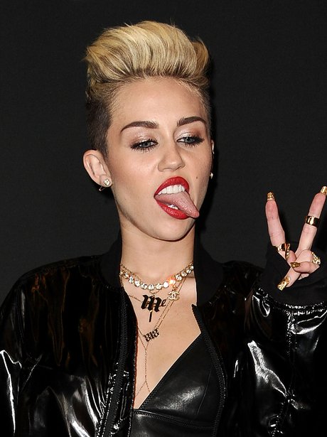 24 Miley S Look I Can Also Lick My Fingers Face Miley Cyrus