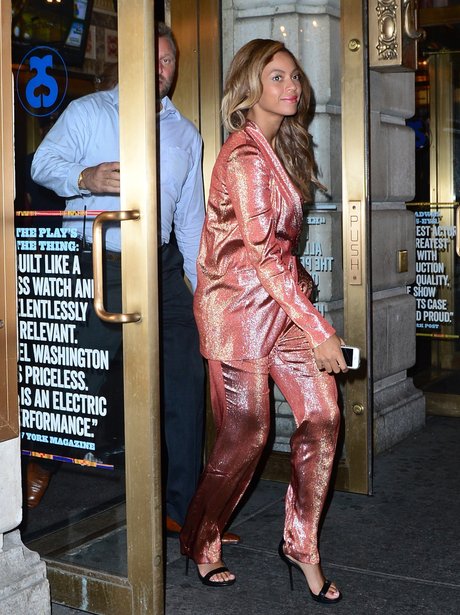 Beyonce Stuns In A Rose Pink Metallic Suit Whilst On A Date With Jay Z Hes A Lucky Capital 