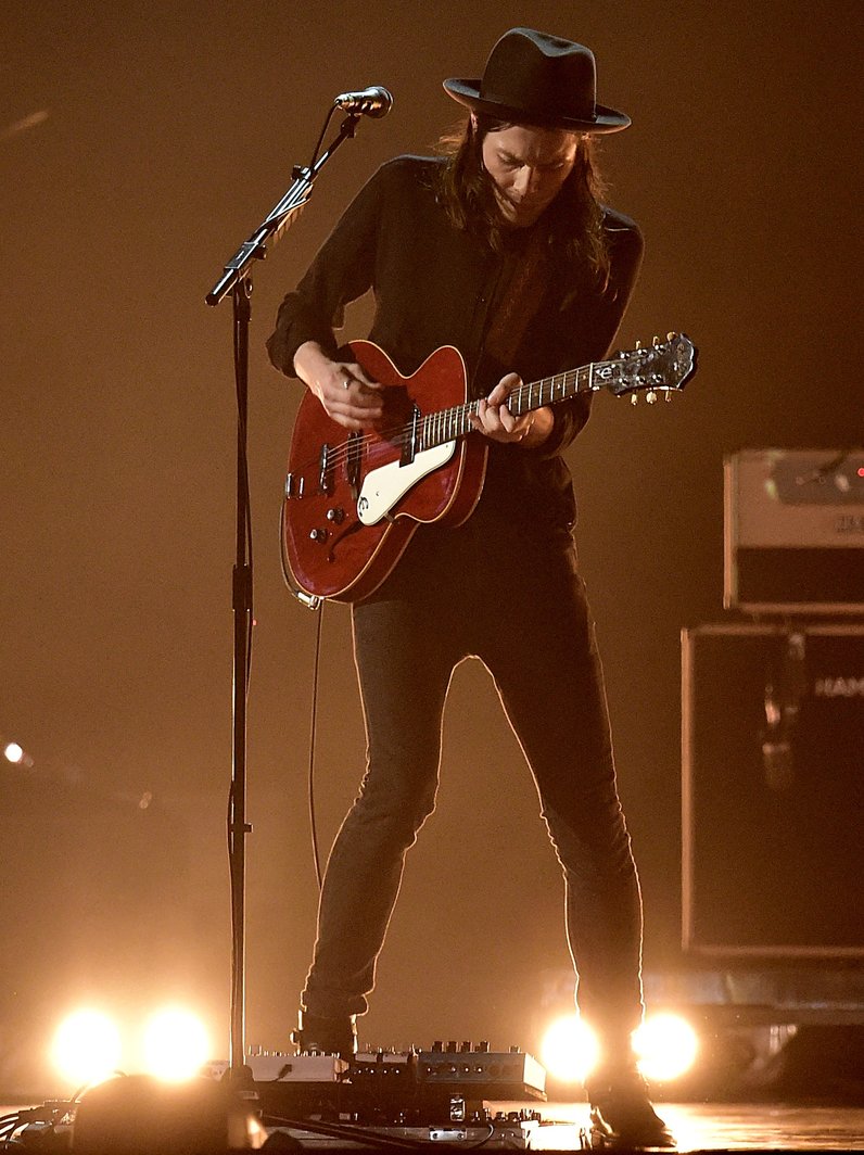 James Bay breaks hearts during his live performance of 'Hold Back The