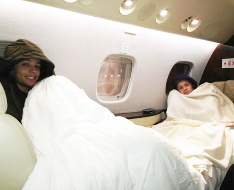One Direction's Niall Horan And Louis Tomlinson Sleep On Their Flight ...